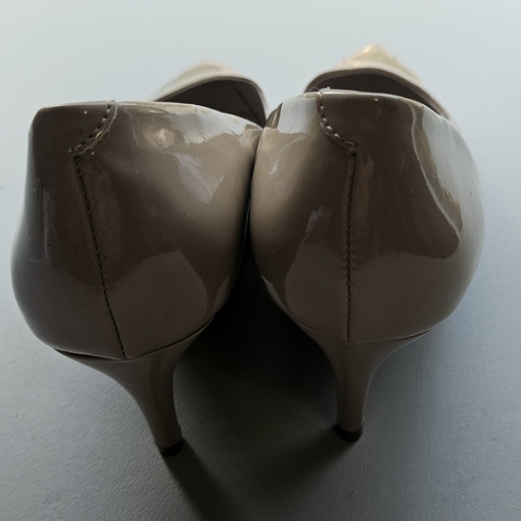 Reaction Kenneth Cole Women Size 8.5 Patent Faux Leather Nude Pumps Heels Shoes - Picture 4 of 6